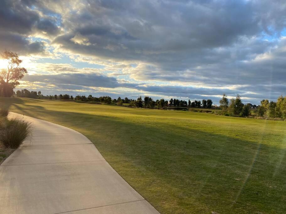 Brand New 4 Bedroom Home With Golf Views Yarrawonga Exterior photo