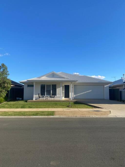 Brand New 4 Bedroom Home With Golf Views Yarrawonga Exterior photo